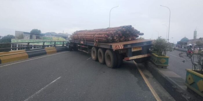 Berita Truk Tronton Kecelakaan di Flyover Ciputat, Lalin Macet Parah