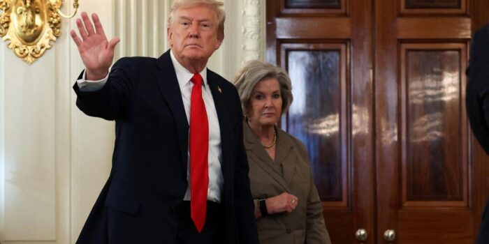 Berita Trump Mobile Tunda Pengiriman Ponsel Emas Imbas Shutdown Pemerintah AS