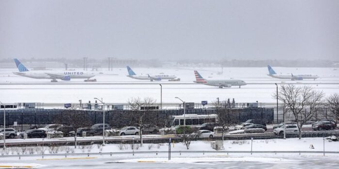 Berita 8.000 Penerbangan Dibatalkan Imbas Badai Salju Ekstrem di AS
