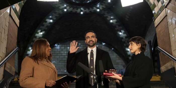 Berita Momen Mamdani Jadi Walkot NY Pertama Disumpah Pakai Al-Quran