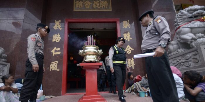 Berita 6 Klenteng di Makassar Dijaga 111 Anggota Polri saat Malam Imlek