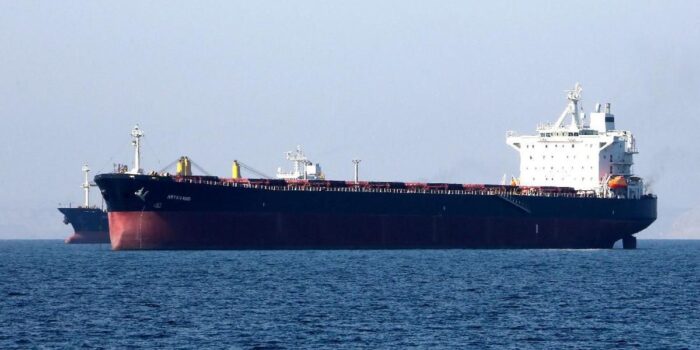 Berita Waspada Serangan AS, Iran Buru-buru Angkut Minyak Mentah ke Tanker Berita Waspada Serangan AS, Iran Buru-buru Angkut Minyak Mentah ke Tanker