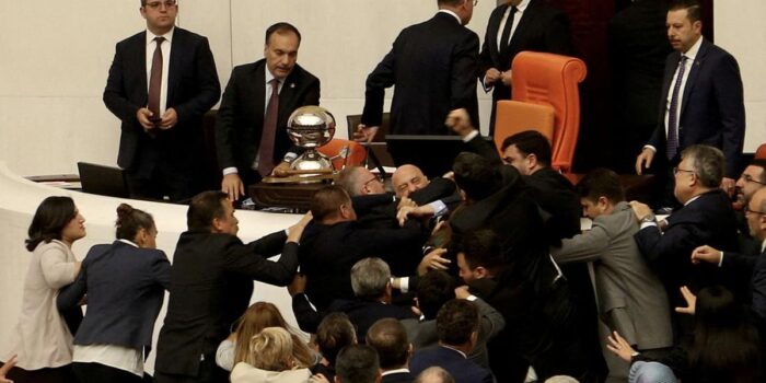 Berita Chaos, Anggota Parlemen Turki Adu Jotos saat Lantik Menteri Erdogan