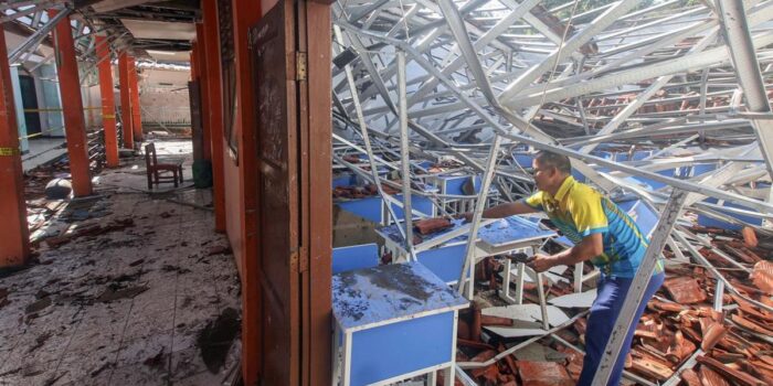 Berita Puluhan Rumah dan Fasum di Probolinggo Rusak Diterjang Angin Kencang