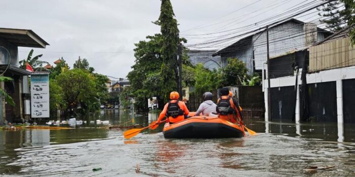 Berita Tim SAR Evakuasi 12 Korban Banjir di Legian Bali, 1 Orang Luka