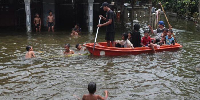 Berita 23 Hari Terendam Banjir, Aktivitas Warga Kuranji Banten Lumpuh Total