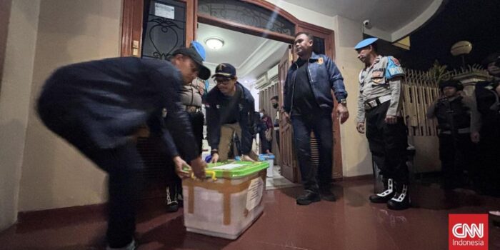 Berita Bareskrim Sita Empat Boks Emas Batangan dari Rumah di Surabaya Berita Bareskrim Sita Empat Boks Emas Batangan dari Rumah di Surabaya