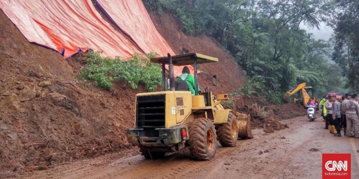 Berita 3 Rumah di Puncak Bogor Tertimpa Longor, Belasan Keluarga Mengungsi