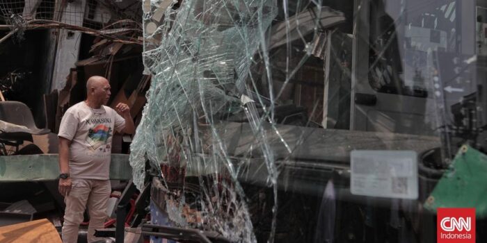 Berita Bus Transjakarta Ringsek Parah Usai Tabrakan di Koridor 13