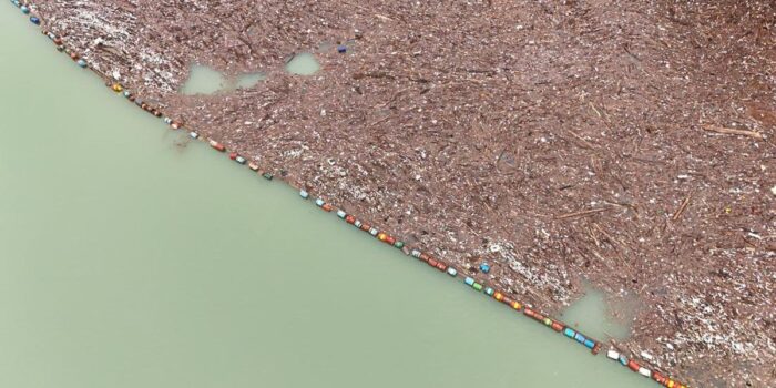 Berita Hujan Deras Ubah Sungai di Bosnia Jadi Lautan Sampah