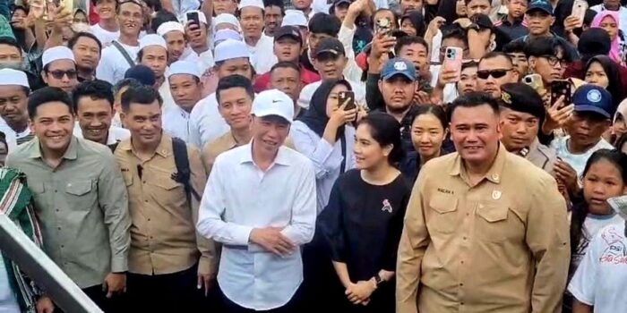 Berita Jokowi Ikut Kirab PSI di Tegal, Tertawa Lihat Kaesang Buka Acara