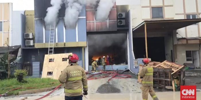 Berita Polisi Periksa Lima Saksi Kebakaran Gudang Kimia di Tangsel