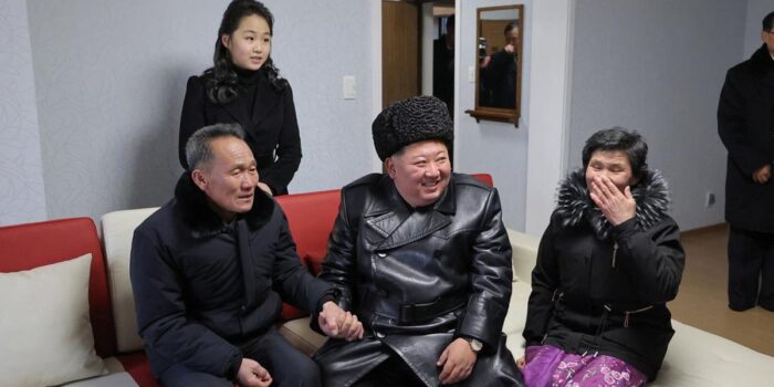 Berita Kim Jong-un Resmikan Hunian Keluarga Tentara Korban Perang