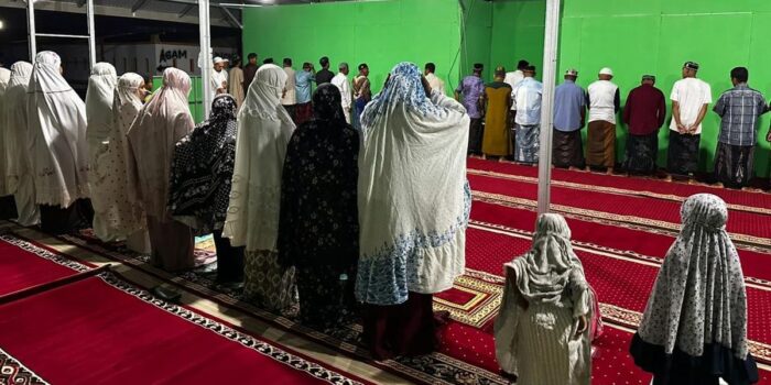 Berita Momen Korban Bencana Aceh Jalani Tarawih Berjemaah di Musala Darurat