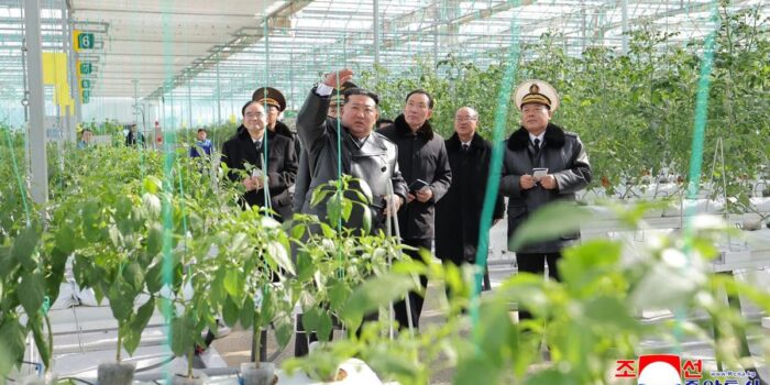 Berita Kim Jong Un Buka Pertanian Rumah Kaca Terbesar di Korea Utara