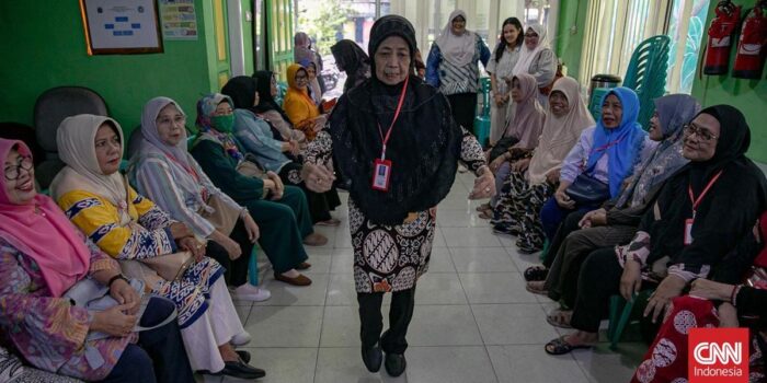 Berita Mensos Targetkan 300 Ribu Lansia Terima Makan Bergizi Gratis