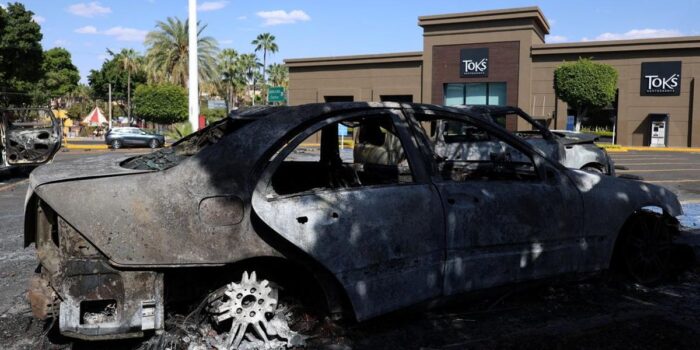 Berita Meksiko Kacau Usai Bos Kartel Tewas: SPBU Dibakar, Bandara Diserang