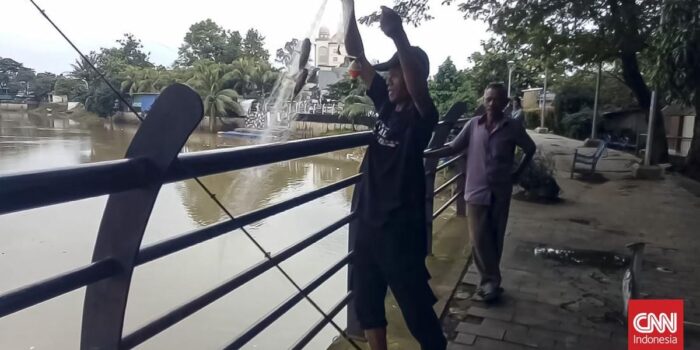 Berita Warga Ngabuburit Mancing di Sungai Cisadane, Cuek Cemaran Kimia