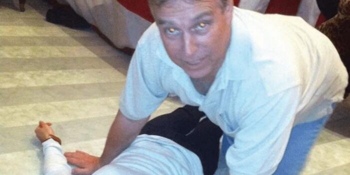 Berita Penampakan Foto Pangeran Andrew & Wanita di Lantai dalam File Epstein