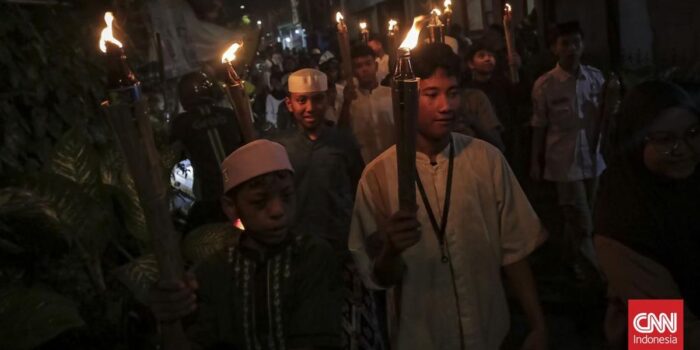 Berita Pendar Cahaya Obor dalam Pawai Sambut Ramadan