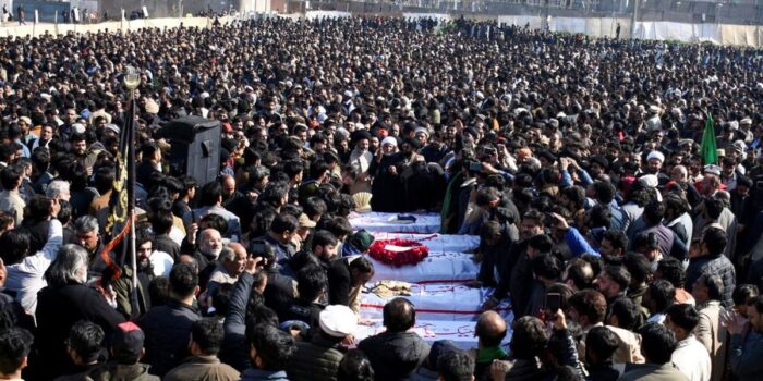 Berita Pemakaman Korban Bom Bunuh Diri di Masjid Pakistan