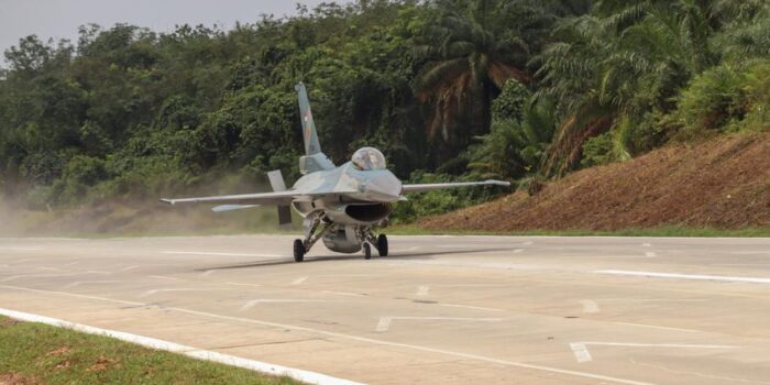 Berita Pesawat Tempur TNI AU Uji Coba Pendaratan di Tol Lampung