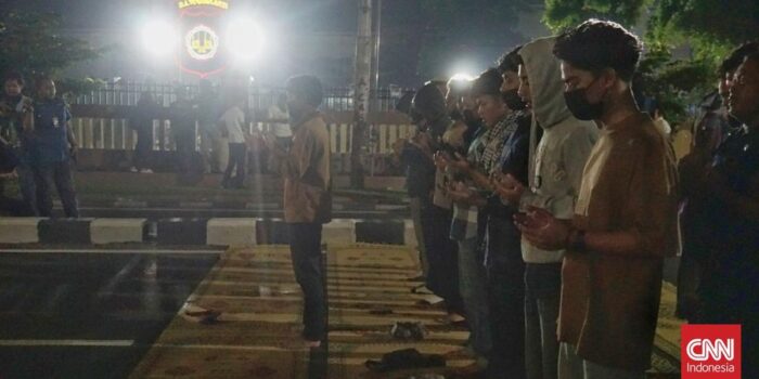 Berita Massa Aksi Gelar Salat Gaib di Depan Mapolda DIY