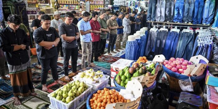Berita Denyut Tanah Abang Henti Sesaat Kala Salat Jumat Awal Ramadan