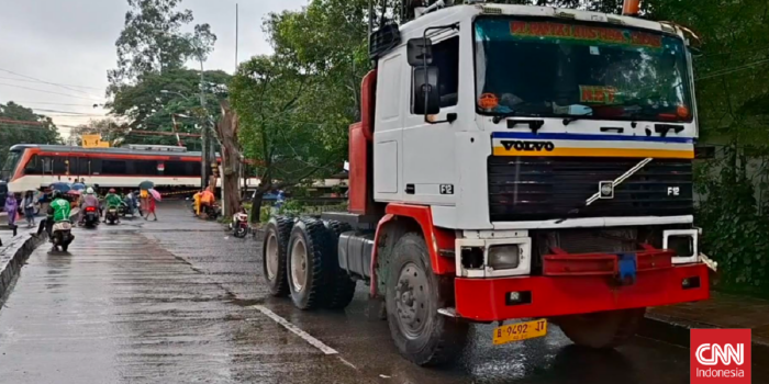Berita Polisi Periksa Sopir dan Kernet Truk Ditabrak Kereta di Tangerang