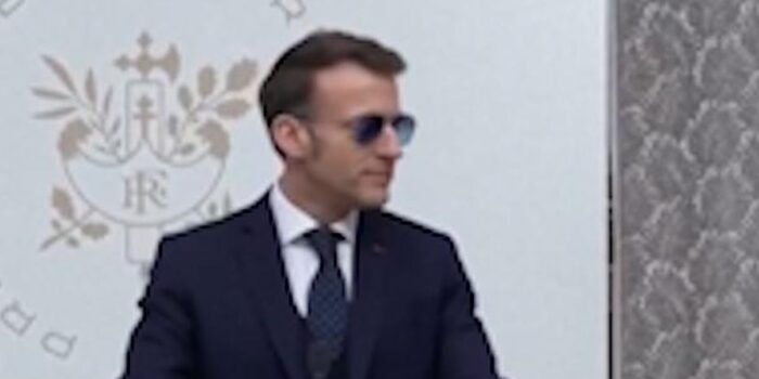 Berita Sindir Trump, Macron Pidato Pakai Kacamata dan Bahasa Greenland