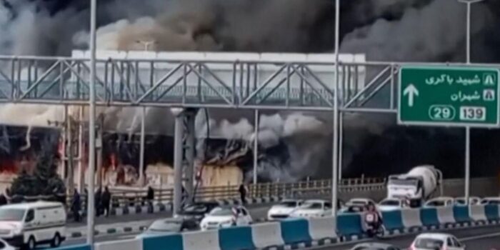 Berita Detik-detik Kebakaran Besar Lahap Pusat Perbelanjaan di Teheran Iran