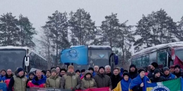 Berita Momen Bahagia 157 Tahanan Ukraina usai Dibebaskan Rusia