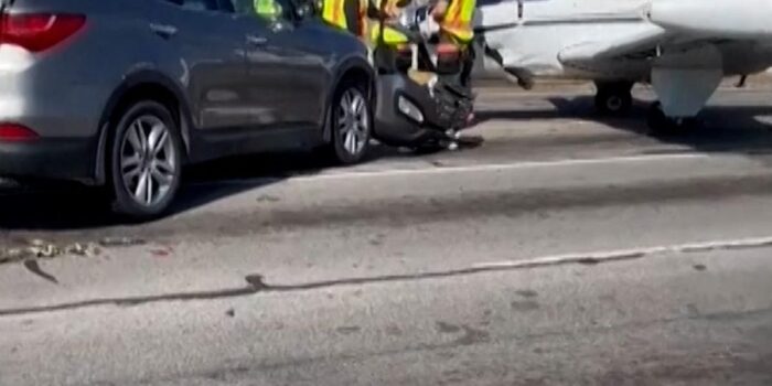 Berita Pesawat Kecil Mendarat Darurat di AS, Tabrak Banyak Mobil