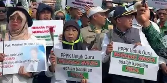 Berita Ratusan Guru Madrasah Demo di Depan Gedung DPR