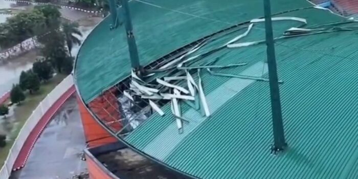 Berita Penampakan Atap Stadion Pakansari Rusak Diterjang Hujan Badai