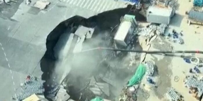 Berita Detik-detik Sinkhole Muncul di Jalanan Dekat Proyek Metro Shanghai