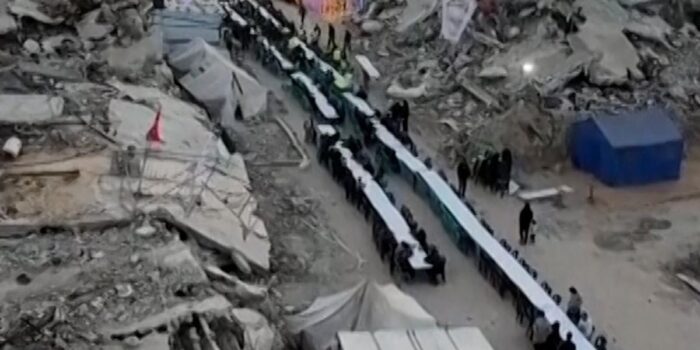 Berita Warga Gaza Berbuka Puasa di Antara Puing Bangunan Bekas Dibom Israel Berita Warga Gaza Berbuka Puasa di Antara Puing Bangunan Bekas Dibom Israel