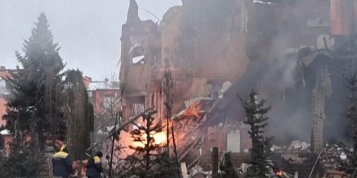 Berita Rusia Bombardir Ukraina Semalaman, Warga Kyiv Mengungsi di Metro