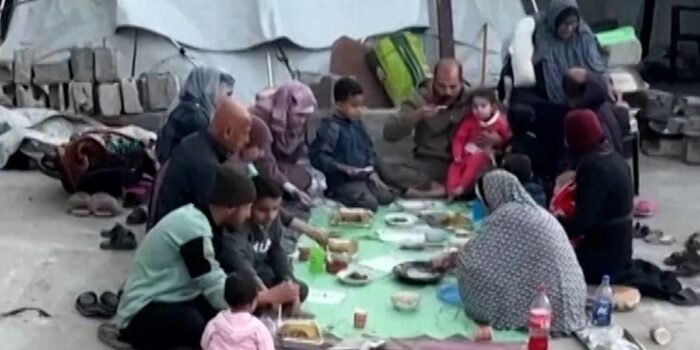 Berita Kala Warga Gaza Buka Puasa di Reruntuhan Rumah Imbas Agresi Israel