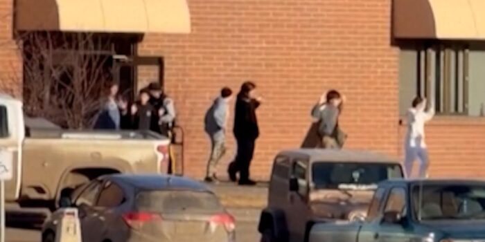 Berita Detik-detik Siswa Berlarian usai Penembakan di Sekolah Kanada