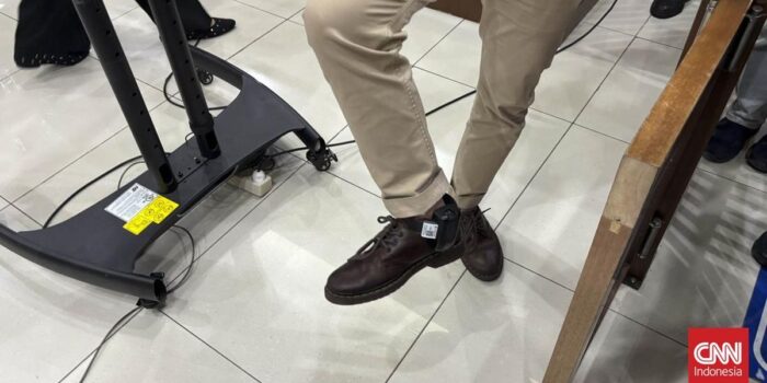 Berita Gelang Detektor Dipasang di Kaki Delpedro Cs Selama Jadi Tahanan Kota