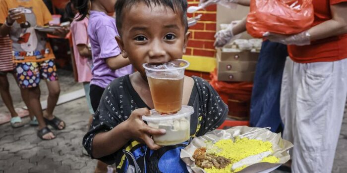 Berita Wajah Toleransi dari Petak Sembilan Lewat Tradisi Berbagi Takjil