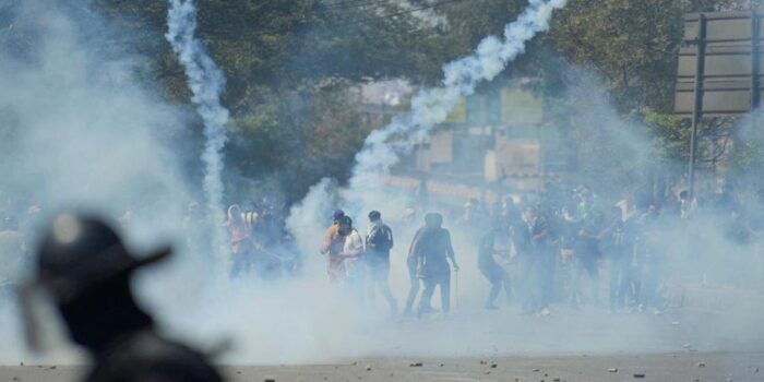 Berita 9 Orang Tewas Saat Demonstran ‘Serbu’ Konsulat AS di Karachi