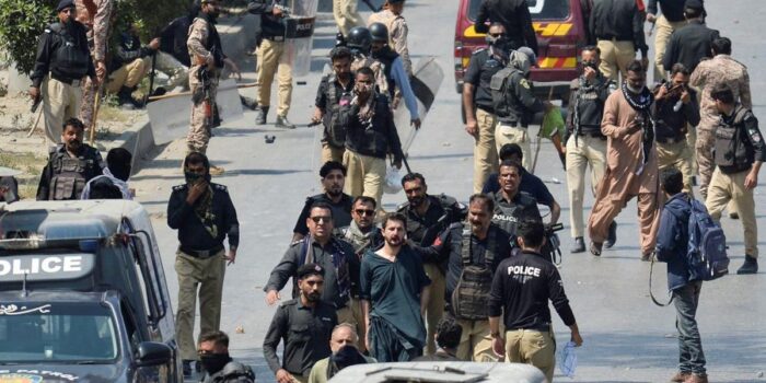 Berita 9 Orang Tewas Saat Demo Kematian Khamenei di Konsulat AS di Pakistan