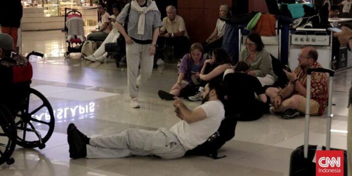 Berita Terlanjur Tiba di Bandara, Penumpang ke Timur Tengah Hanya Bisa Pasrah Berita Terlanjur Tiba di Bandara, Penumpang ke Timur Tengah Hanya Bisa Pasrah