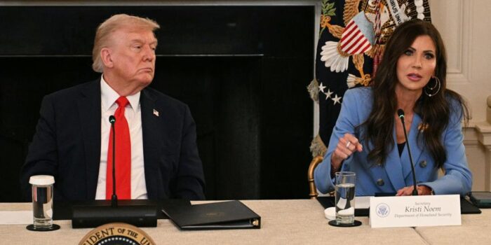 Berita Trump Pecat Menteri Keamanan Dalam Negeri Kristi Noem