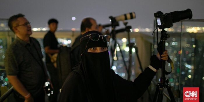 Berita Warga Surabaya Gagal Lihat Gerhana Bulan Total karena Langit Mendung