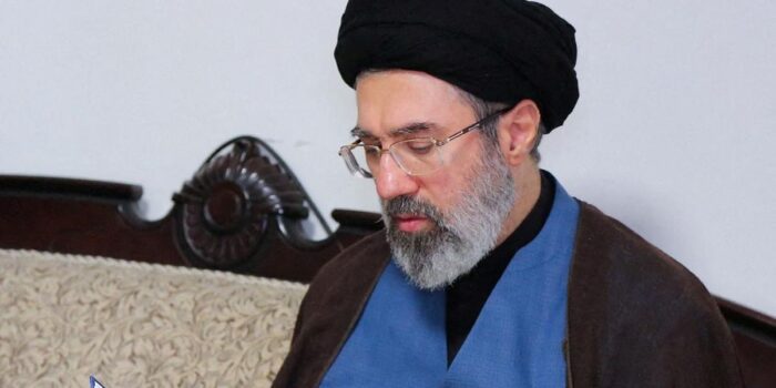 Berita Mojtaba Khamenei Kandida Kuat Pengganti Ali Khamenei, Siapa Dia?