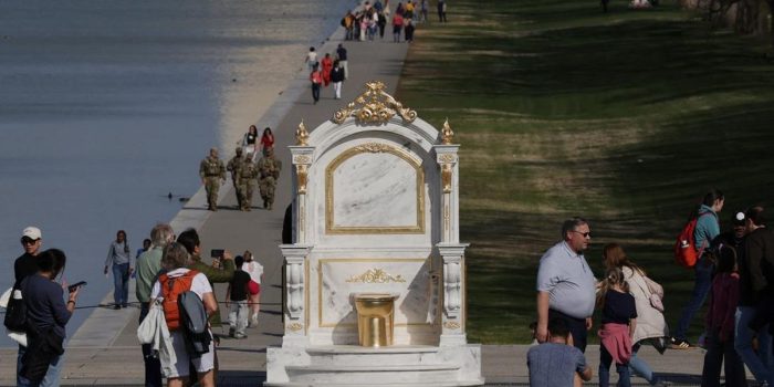 Berita Patung Toilet Emas Muncul di D.C. Sindir Gaya Hidup Trump