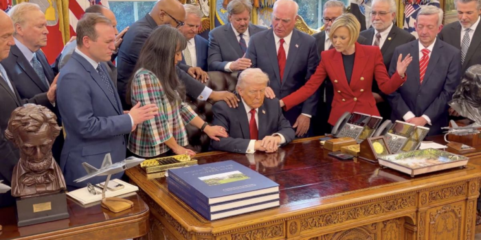 Berita Puluhan Pemuka Agama Pegang Pundak-Doakan Trump saat Perang Iran vs AS